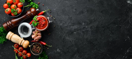 Keuken spatwand met foto Saus van verse tomaten en Spaanse pepers. Tomaten, chilipepers, specerijen en kruiden. Bovenaanzicht. Vrije ruimte voor uw tekst. © Yaruniv-Studio