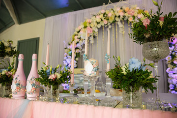 Fototapeta na wymiar Wedding. Banquet. Table served with cutlery, flowers and crockery and covered with a tablecloth. Wedding decoration