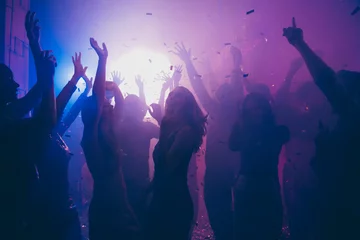 Fotobehang Leuke aantrekkelijke stijlvolle vrolijke vrolijke positieve zorgeloze jongens dames die plezier hebben rondhangen beste zomerjaar student feestelijk in nieuwe coole bar moderne plek binnenshuis © deagreez