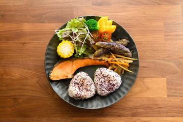 おにぎりの朝ごはんプレート