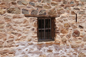 Holzfenster der alten Telegrafenstation von Alice Spings in Australien