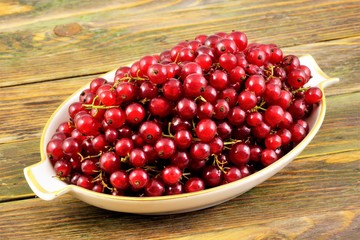 Red currants, or common Currants, or garden Currants - in cooking juices, fruit drinks, jams, puddings, jam.  Distributed in the forest area throughout Eurasia, prefers river banks forms thickets.