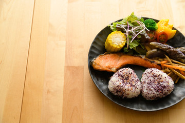 おにぎりの朝ごはんプレート