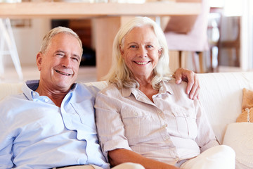 Obraz premium Senior white couple relaxing at home, smiling to camera, front view, close up