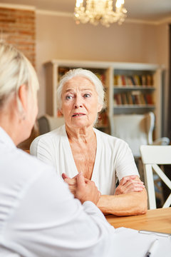 &Auml;rztin k&uuml;mmert sich um Seniorin als Patientin