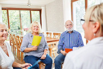 Gruppe Senioren in einer Psychotherapie Sitzung