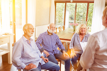 Senioren reden in Gruppenpsychotherapie