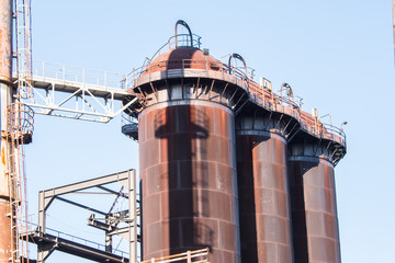 Teil einer alten Raffinerie