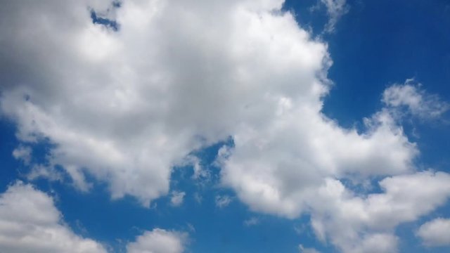 Nuvole cielo blu sereno timelapse untouched