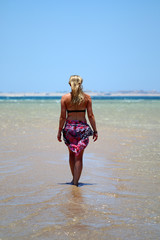 blonde Frau genießt Ihren Urlaub am Meer