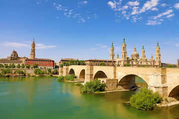 Obraz premium Zaragoza cityscape panorama with the bridge Puente de Piedra and Cathedral Basilica del Pilar