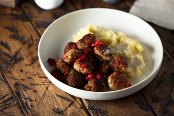Meatballs with potato and red berries