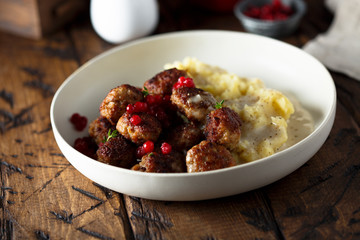 Meatballs with potato and red berries