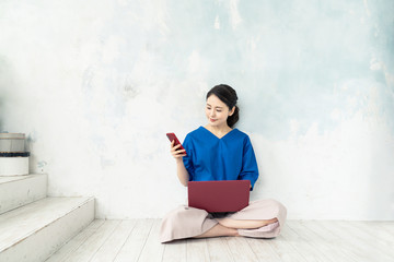 PCとスマホを使う女性