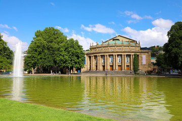 Obraz premium STUTTGART, GERMANY - JUNE 12, 2019: Stuttgart State Theatre Opera building and fountain in Eckensee lake, Germany