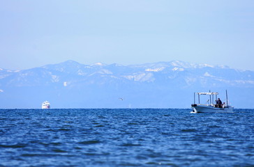 冬晴れの琵琶湖と漁船の風景