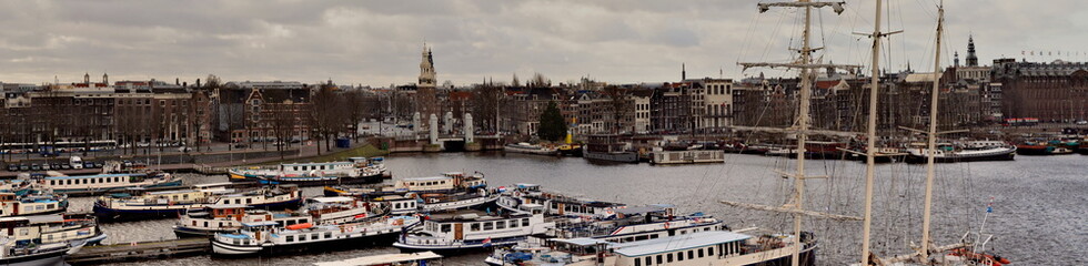 Fototapeta na wymiar harbor in amsterdam