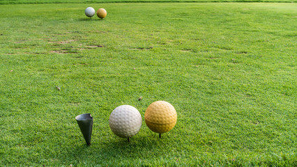 Beschädigte und abgenutzte Rasenfläche auf Golfplatz