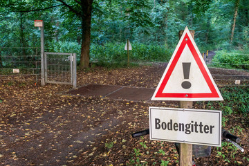 Achtung Bodengitter 