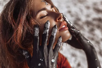 Fototapeten Nahaufnahme einer schönen jungen Frau mit schwarz lackierten Händen. Mond- und Sternenkonzept © zolotareva_elina