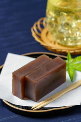 和菓子 羊羹と冷えたお茶