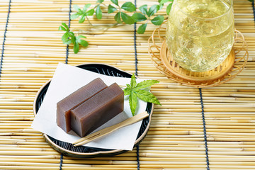 和菓子 羊羹と冷えたお茶