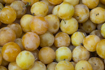 Prunes sur l'étal d'un marché aux fruits