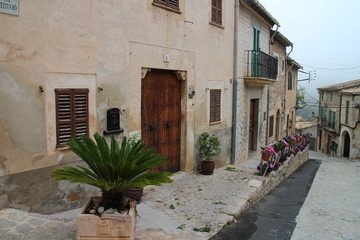 Fototapeta na wymiar Narrow street in Valldemossa, West Coast, Mallorca, Spain
