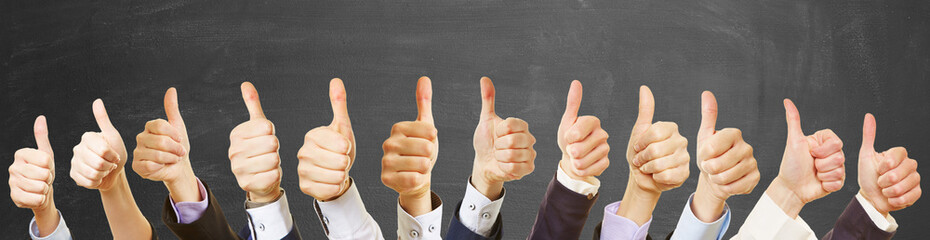 Business team mit Daumen hoch
