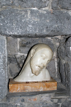 Nicchia con volto di ges&ugrave; in marmo