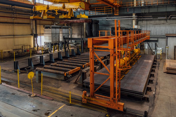 Vacuum lifter for sheet metal and overhead crane with electromagnetic beam