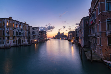 Großer Kanal in Venedig bei Sonnenaufgang mit Basilika Santa Maria della Salute im Hintergrund