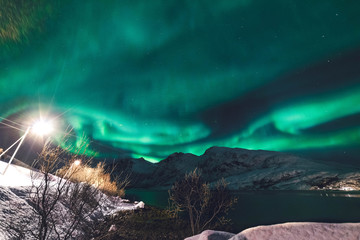 Nothern lights in front of a ice lake