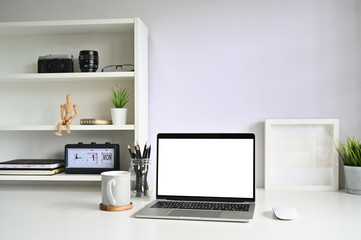 Obraz premium Mockup laptop computer and coffee mug on workspace.