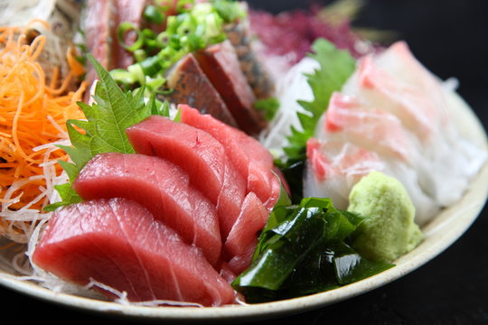 鮪と鯵と鯛の贅沢な刺身三点の盛り合わせ