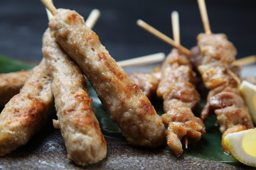 合鴨のつくねと肉の串焼き二種盛り合わせレモン添え