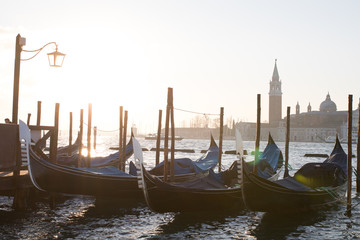Gondeln am Hafen in Venedig