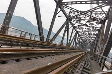 Fototapeta na wymiar the railway steel bridge