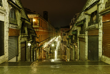 Venedig Treppe der Rialto Brücke in der Nacht 