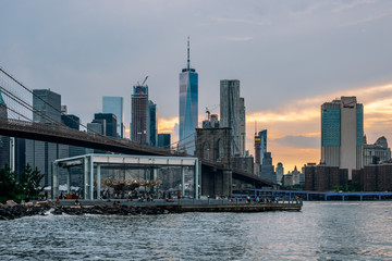 Obraz premium Lower Manhattan skyline and Brooklyn bridge at sunset