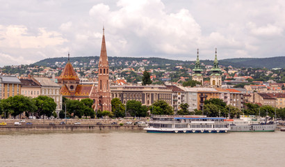 Fototapeta na wymiar Building near the Danubio river in Budapest in a cloudy day.