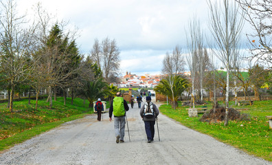 Entrada de peregrinos al pueblo de Monesterio en el Camino de Santiago (Via de la Plata) por la provincia de Badajoz, Extremadura. La Vía de la Plata es el Camino de Santiago desde Sevilla a Santiago.