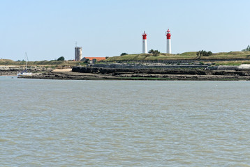 Fototapeta na wymiar Sémaphore et phare de l'île d'Aix
