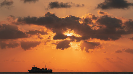 Zachód słońca ze statkiem na horyzoncie, Tajlandia