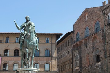 Fototapeta na wymiar Monument of Cosimo I on Piazza della Signoria