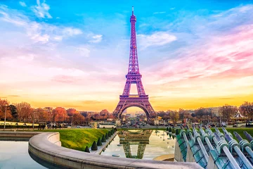 Foto op Aluminium Eiffeltoren Eiffeltoren bij zonsondergang in Parijs, Frankrijk. Romantische reisachtergrond