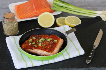 Lachsfilet in der Pfanne