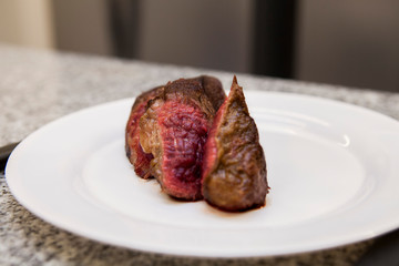 CABA, Carne cruda por dentro y cocina por fuera, mostrando como NO SE DEBE cocinar y comer la carne.