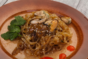 Wok noodle with mussels