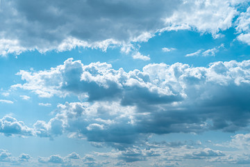 Weiße große Wolken vor blauem Himmel an einem Sommertag